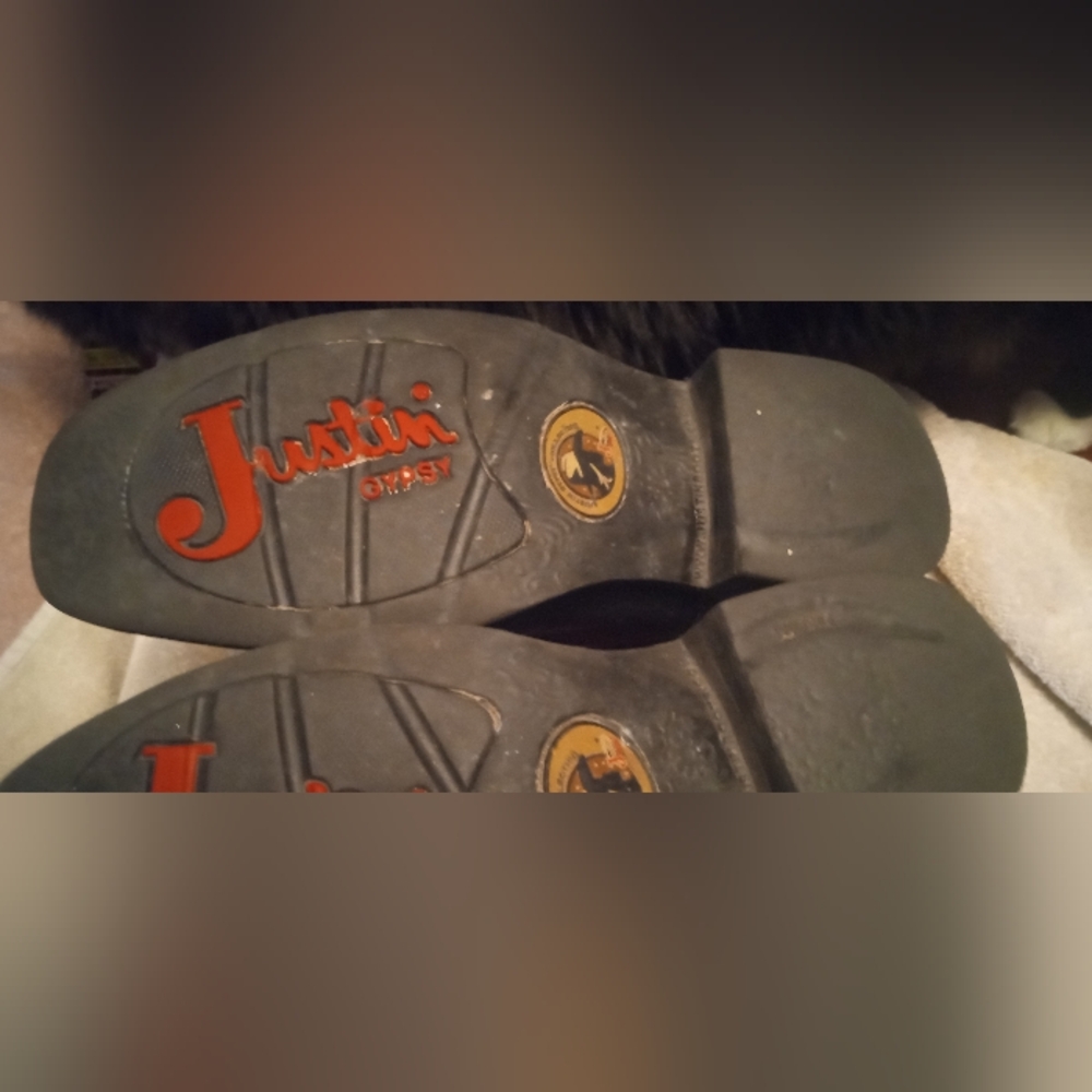 Like New Justin Gypsy Black and Maroon Western Boots - Picture 4 of 4